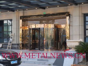 上海自動(dòng)門(mén)廠家 解析豪華兩翼旋轉(zhuǎn)門(mén)的工藝與魅力